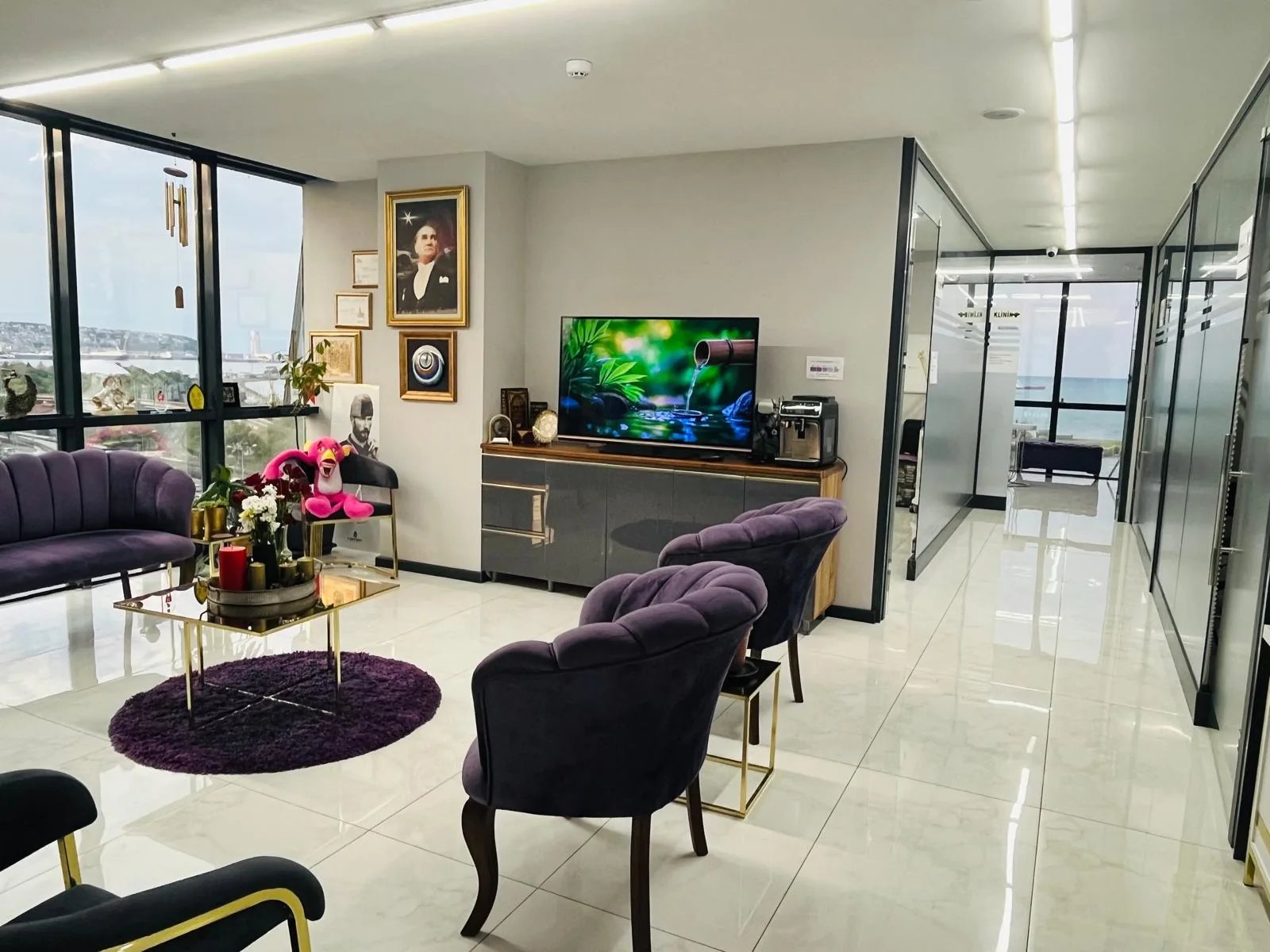 Oya Hira Diş Kliniğinin modern bekleme salonu